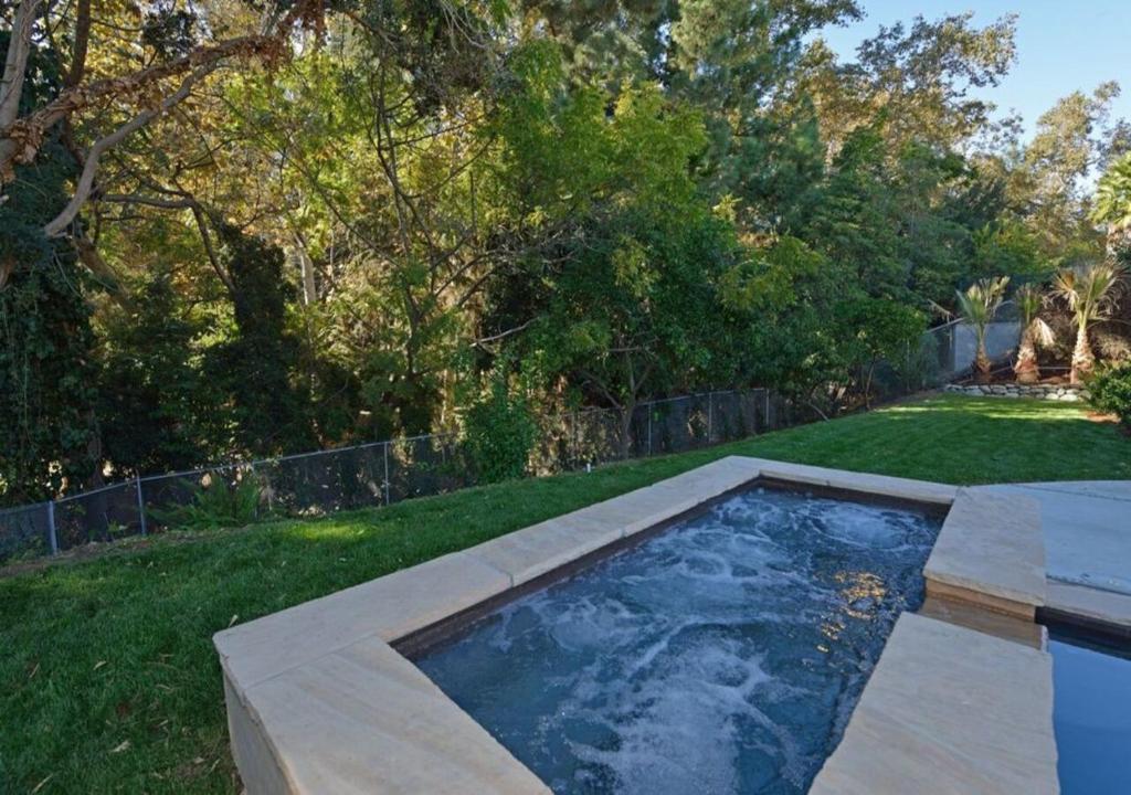 Popular attractions Area Nearby Property